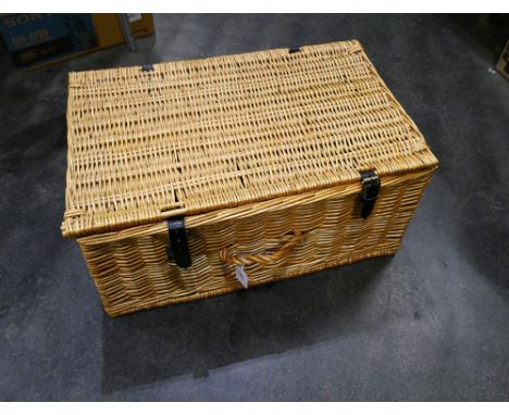 Wicker picnic hamper