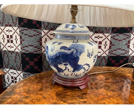 A blue and white Oriental table lamp with dragon design, 56cm tall including shade 