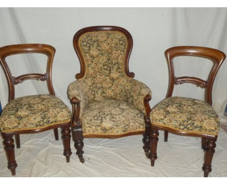 Five matching Victorian mahogany dining chairs with carved rail backs and tapestry upholstered seats on turned tapered legs t