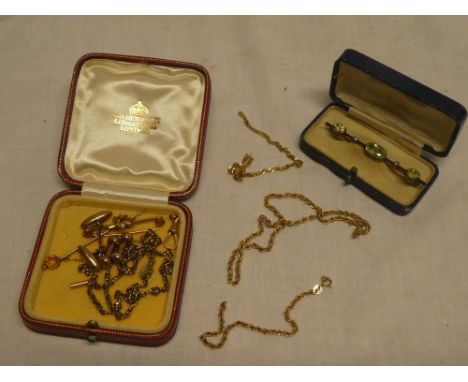 A 9ct gold fine chain-link bracelet; 9ct gold rope-twist necklace (af); unmarked gold bar brooch with leaf mount set seed pea