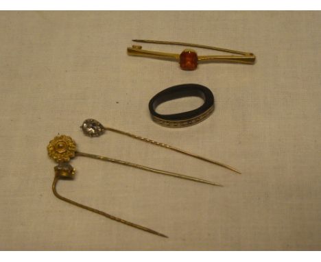 A 9ct gold bar brooch set coloured stone, 9ct gold stick-pin, two other stick-pins and a gold mounted horn scarf clip