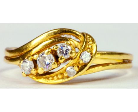 A DIAMOND CROSSOVER RING IN GOLD, 2.7G