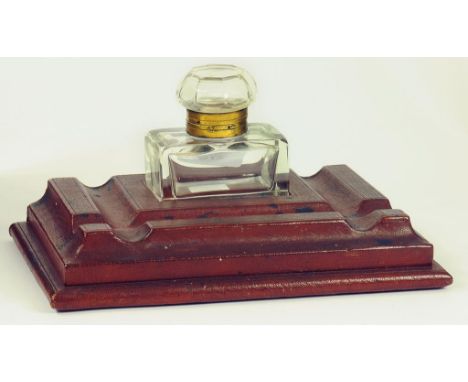 A GOOD QUALITY BROWN LEATHER INKSTAND BY MUDIE & SONS LTD NEW BOND STREET, WITH GLASS INKWELL, EARLY 20TH CENTURY