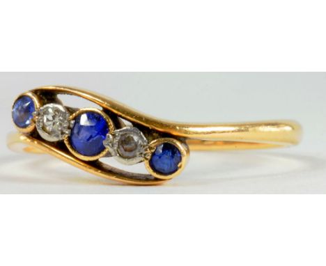 A SAPPHIRE AND DIAMOND FIVE STONE CROSSOVER RING IN GOLD, MARKED 18CT PLAT, 2.4G