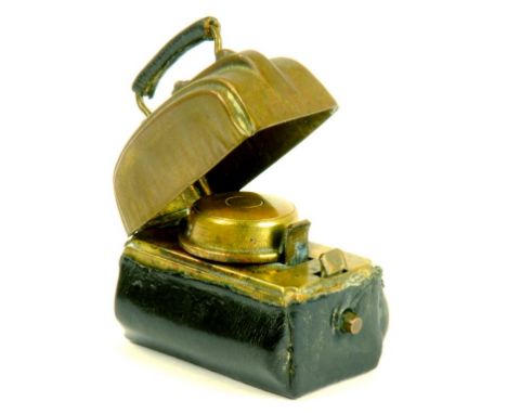 AN UNUSUAL VICTORIAN LEATHER COVERED BRASS GLADSTONE BAG NOVELTY TRAVELLING INKWELL  