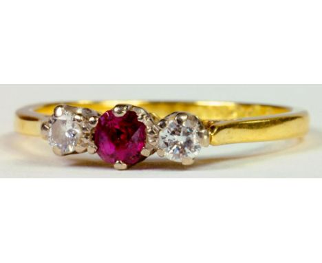 A RUBY AND DIAMOND THREE STONE RING IN GOLD, MARKED 18, 2.2G