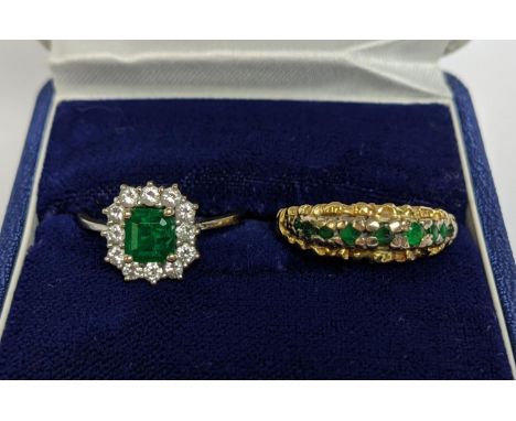 AN EMERALD AND DIAMOND SET DRESS RING, white metal shank, probably 18ct white gold, the central emerald stone of approximatel