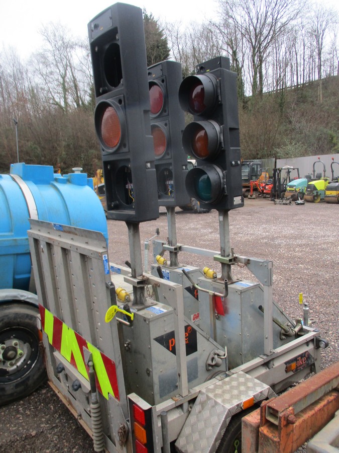 3 PIKE TRAFFIC LIGHTS C/W TRAILER *** Direct From GAP *** Item Location