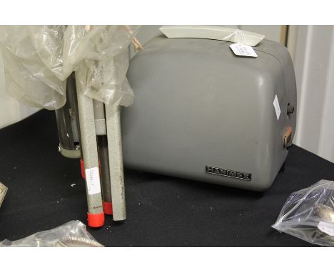 Hanimex projector, together with a folding projector screen (2)