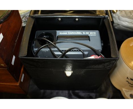 Kodak Carousel S-AV 2010 projector, cased with remote control 