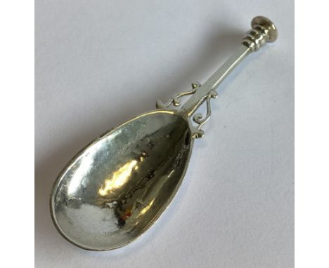 A heavy Modernistic silver seal top caddy spoon with textured bowl. London 1942. Approx. 26 grams.