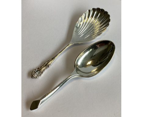 A heavy Modernistic silver caddy spoon. London 1911. By W&W. Together with another silver caddy spoon. Approx. 41 grams.