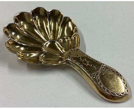 An attractive Edwardian silver gilt caddy spoon with chased decoration. Sheffield 1906. By TB&S. Approx. 14 grams.