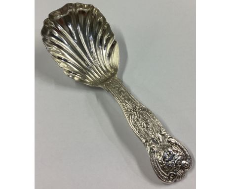 A good cast silver caddy spoon with frosted decoration. London 1911. Approx. 27 grams.