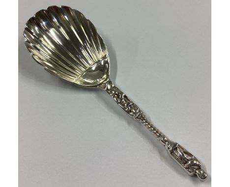 A good silver Apostle top caddy spoon with twisted stem and fluted bowl. London 1868. Approx. 17 grams.