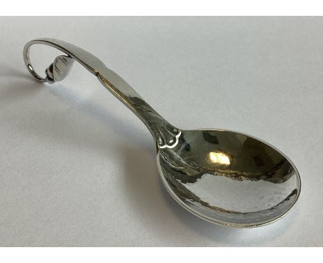 GEORG JENSEN: A good heavy silver caddy spoon of stylised form. Marked verso '21'. Approx. 22 grams.