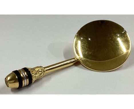A stylish silver gilt 'Olympic Gold' caddy spoon with silver gilt mounts. Birmingham 2012. By Martyn Pugh. Approx. 23 grams.
