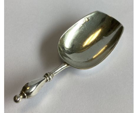A heavy Russian silver caddy scoop with engraved decoration. Approx. 19 grams.