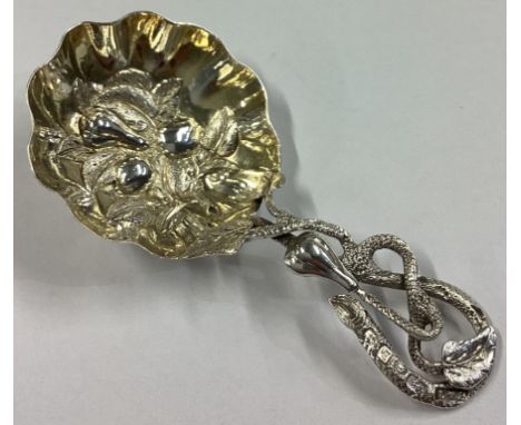 A heavy Victorian cast silver caddy spoon with gilded decoration. Birmingham 1852. By Hilliard & Thomason. Approx. 11 grams.