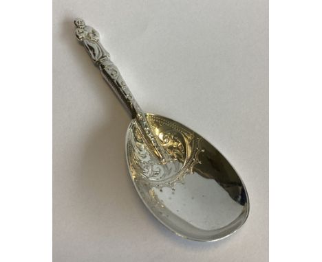 An attractive engraved silver Apostle top caddy spoon with chased decoration. Birmingham 1902. By HW Ltd. Approx. 10 grams.