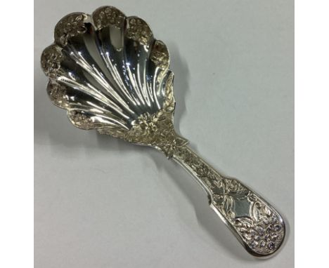 A heavy Edwardian silver caddy spoon attractively decorated with flowers and leaves to fluted bowl. London 1908. By TB. Appro