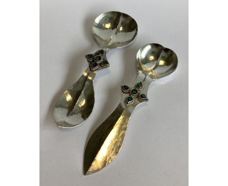 Two stylish Continental silver caddy spoons. Apparently unmarked. Approx. 28 grams.