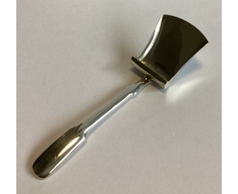 A large Georgian silver caddy scoop with fiddle pattern handle. Birmingham 1810. By WP. Approx. 10 grams.
