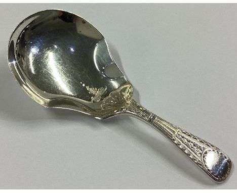 An Edwardian silver caddy spoon with bright-cut decoration. London 1903. Approx. 12 grams.