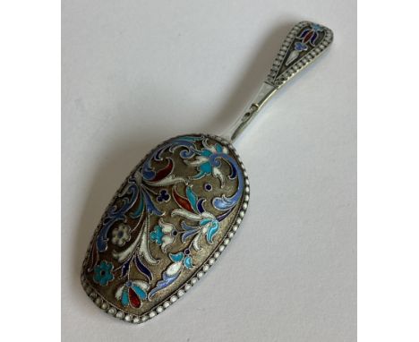 A good quality Russian silver and enamelled caddy scoop decorated in bright colours. Approx. 29 grams.