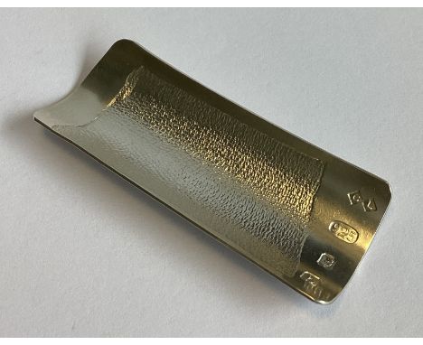 An unusual silver caddy scoop in the form of a razor clam. London 2001. By CL. Approx. 19 grams.