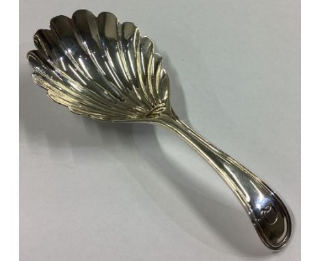 An Edwardian silver fluted caddy spoon with reeded rim. London 1907. By WB. Approx. 10 grams.