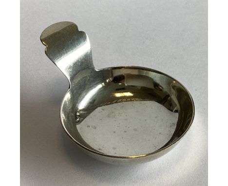 A small silver caddy scoop in the Georgian style. Birmingham 1930. By WB&S. Approx. 17 grams.