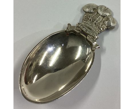 A heavy silver caddy spoon with Prince of Wales' badge finial. London 1969. By A&C Ltd. Approx. 35 grams.