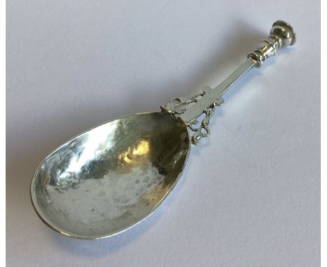 A good silver seal top caddy spoon of textured form. London 1912. By AS Ltd. Approx. 21 grams.