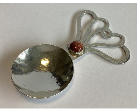 A good quality stylish silver caddy spoon of shaped form. London 1993. By VS. Approx. 12 grams.