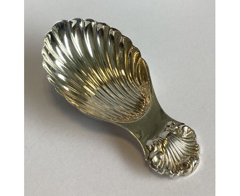 A heavy silver caddy spoon with shell thumbpiece. Birmingham 1989. Approx. 22 grams.