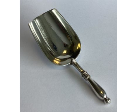 A heavy Russian silver caddy scoop with claw decoration. Approx. 36 grams.
