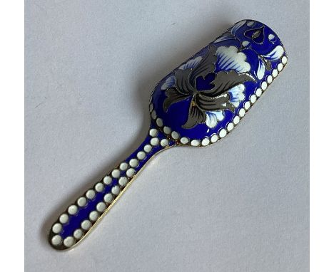 An attractive Russian silver gilt and enamelled caddy scoop decorated with flowers and leaves. Approx. 21 grams.