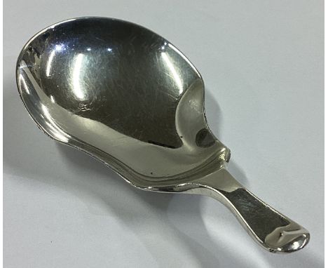 A good shaped silver caddy spoon of plain form in the Georgian style. London 1905. Approx. 11 grams.