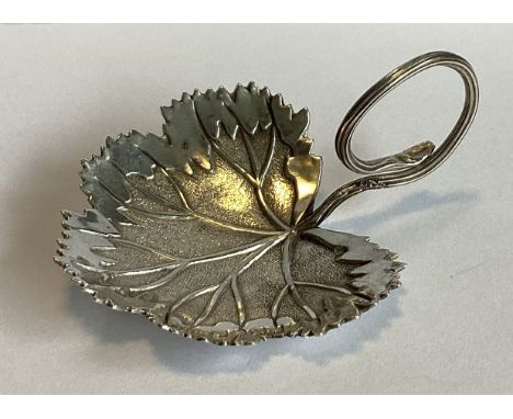 A good Victorian silver leaf-shaped caddy spoon with reeded decoration. Birmingham 1840. By Travis & Perkins. Approx. 9 grams