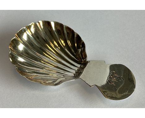A large Georgian silver fluted caddy spoon. London 1828. By H&H. Approx. 7 grams.