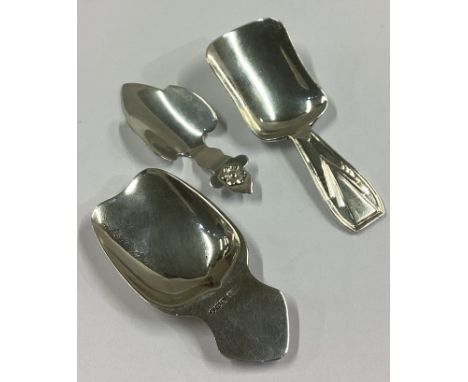 A group of three heavy modern silver caddy scoops. Various dates and makers. Approx. 35 grams.