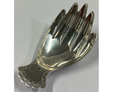 A good Georgian silver caddy spoon in the form of a hand. London 1825. By JS. Approx. 12 grams.