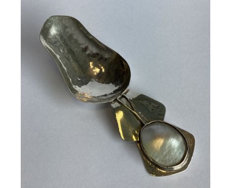 A good stylish Continental silver and MOP caddy scoop. Approx. 19 grams.