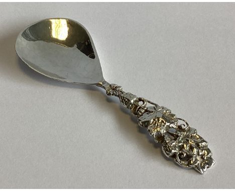 A good quality cast silver caddy scoop with floral decoration. Birmingham 1917. Approx. 19 grams.