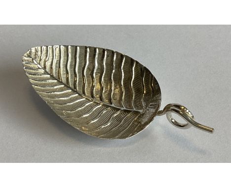 A good Victorian silver leaf-shaped caddy spoon. Birmingham 1875. By IT. Approx. 6 grams.
