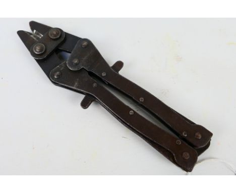 A set of World War Two (WW2 / WWII) British army folding wire cutters, marked with broad arrow and 256 and dated 1944. [W]