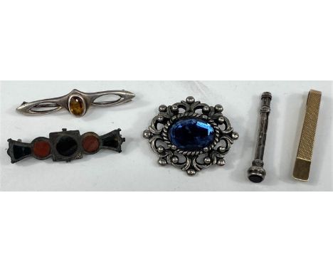 A silver gilt tie pin and a small selection of brooches etc. 