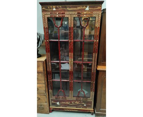 A modern Chinese display cabinet with 2 doors, red lacquer with mother-of-pearl decoration 
