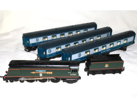 Hornby 34085 501 Squadron locomotive and tender BRb Golden Arrow black, with three Golden Arrow Pullman Parlour 53095 coaches